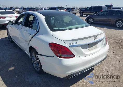 2016 Mercedes-Benz C 300 4Matic z USA, uszkodzony, nr VIN 55SWF4KB9GU146647